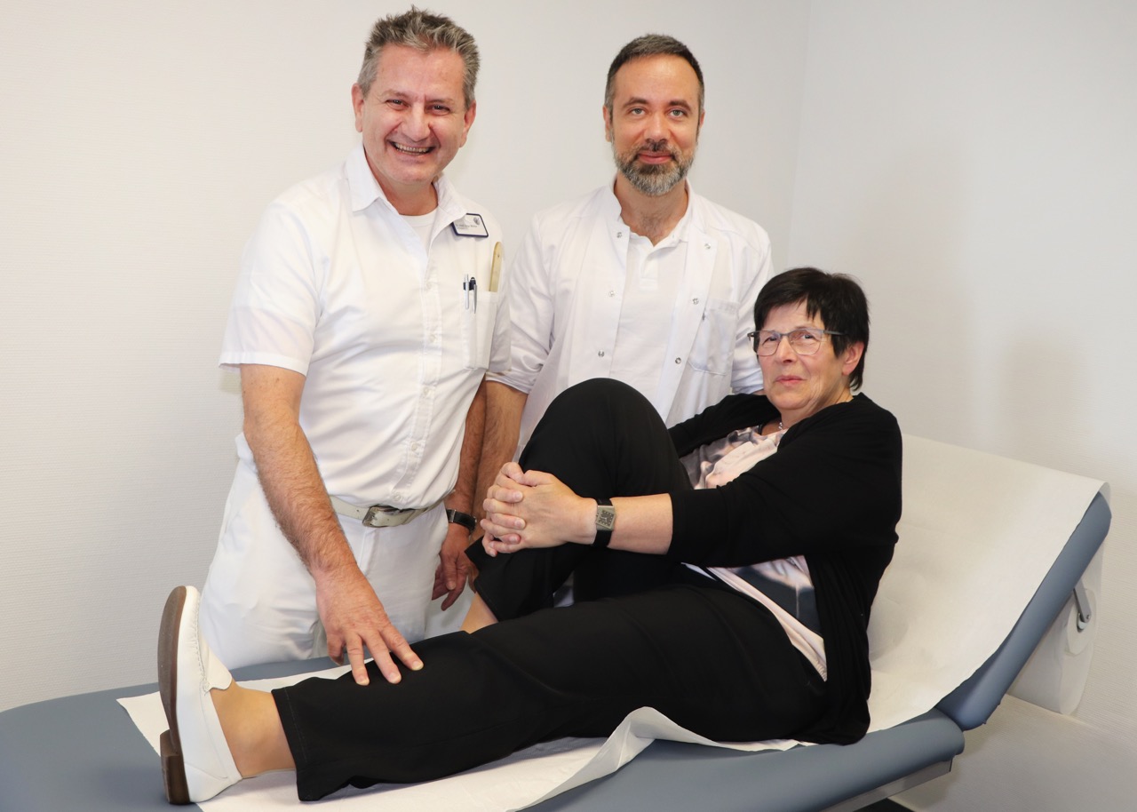 Bieten ein besonderes Behandlungskonzept: Die Orthopäden Dr. med. Ingo Müller (links) und Dimitar Popov aus dem Zentrum für Orthopädie und Orthopädische Chirurgie am St. Eli-sabeth-Krankenhaus mit ihrer Patientin Marion Knoke. (Foto: Kirsten Scheimann)